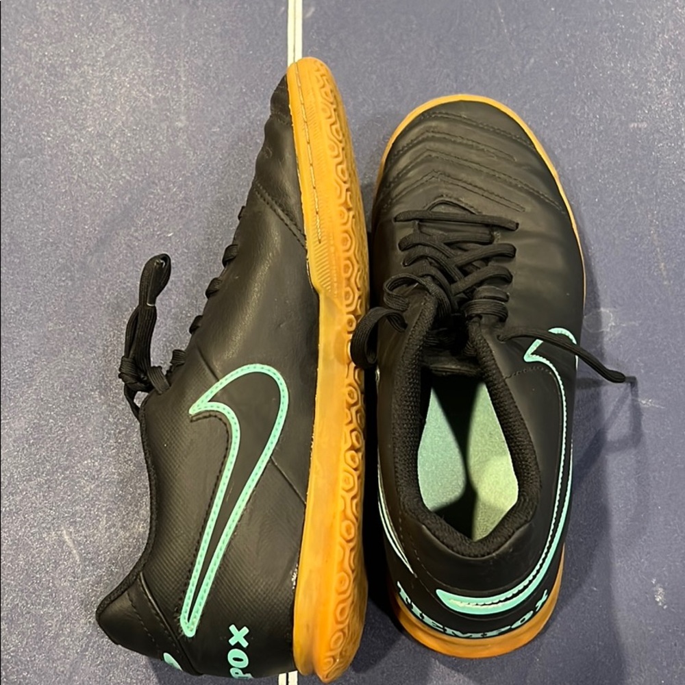 Indoor soccer shoes